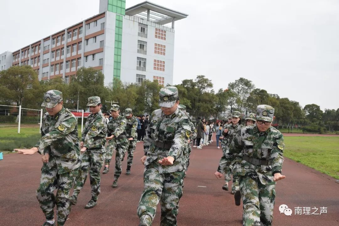 我校学生教官队诞生，为国防教育增色！ (图3)